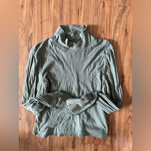 NWOT Aerie Green Turtleneck - Picture 1 of 3